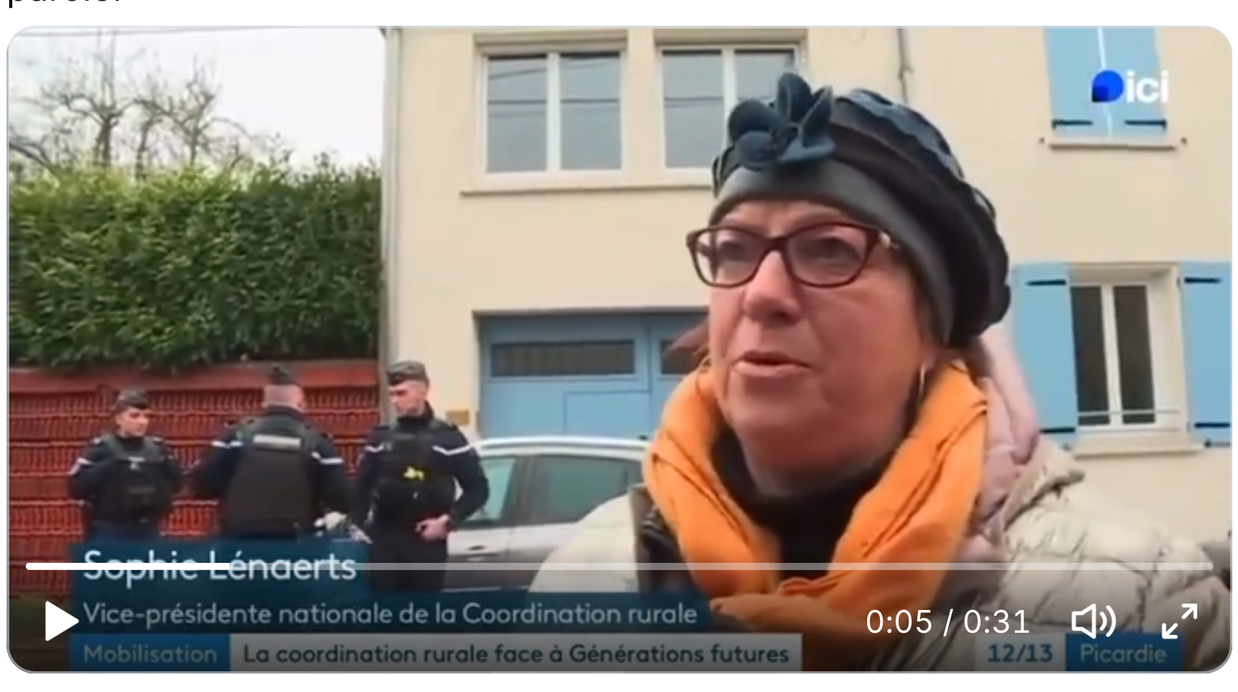 La vice présidente de la Coordination rurale assiège avec les membres du syndicat le domicile du porte parole de l'organisation Générations futures. Capture d'écran d'un reportage de France 3 Picardie.